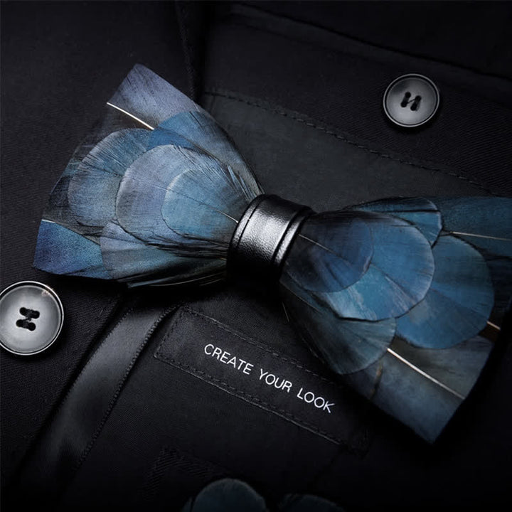 Pajarita de plumas naturales de lujo de color azul oscuro con alfiler de solapa