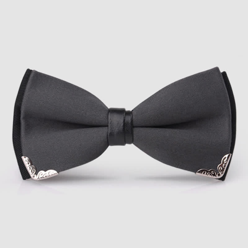 Pajarita elegante con detalles de metal dorado para hombre