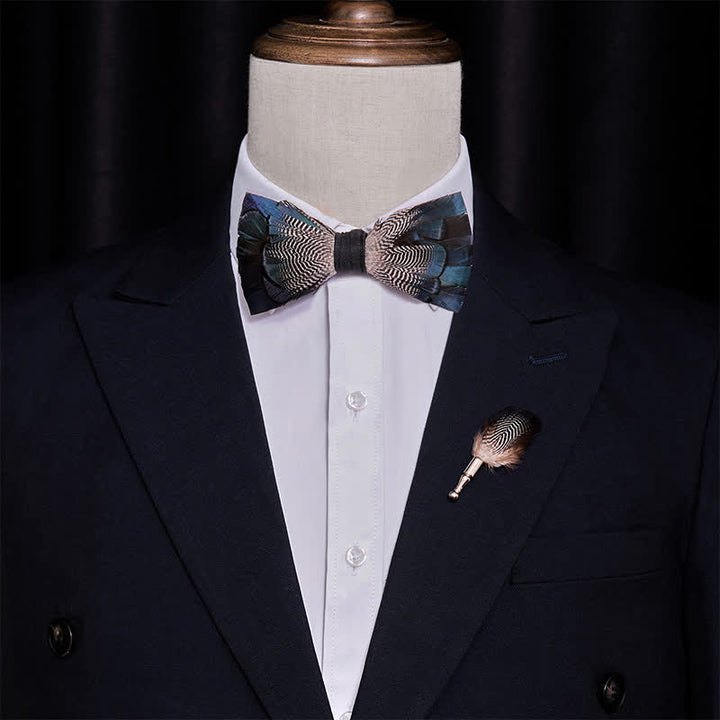 Pajarita con plumas de pato azul azul y blanco y broche de solapa