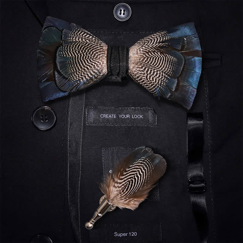Pajarita infantil con plumas de pato azul azul y blanco y broche de solapa