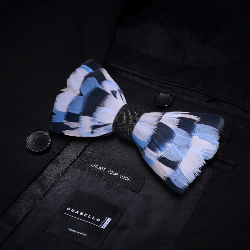Pajarita con plumas y diseño de cuadros azules y blancos para niños con prendedor de solapa