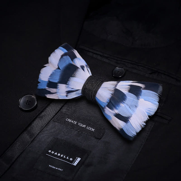 Pajarita con plumas y diseño de cuadros azules y blancos para niños con prendedor de solapa