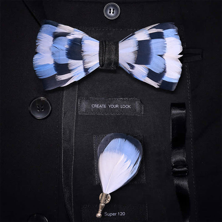 Pajarita con plumas y diseño de cuadros azules y blancos para niños con prendedor de solapa