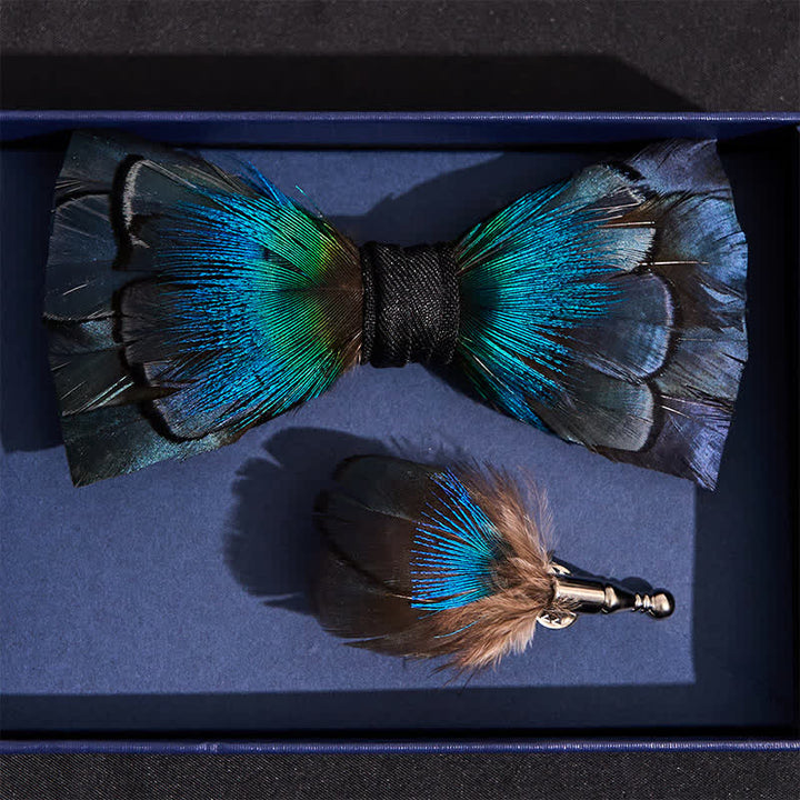 Pajarita con plumas en cascada de color azul marino y broche de solapa