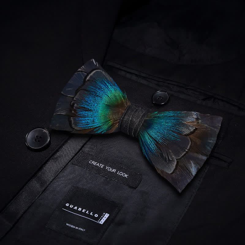Pajarita con plumas en cascada de color azul marino y broche de solapa
