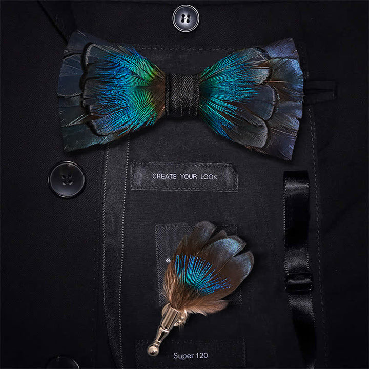 Pajarita infantil con plumas en cascada en azul marino y broche de solapa