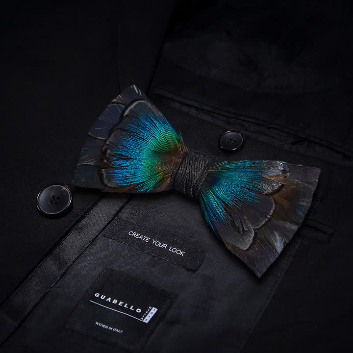 Pajarita infantil con plumas en cascada en azul marino y broche de solapa