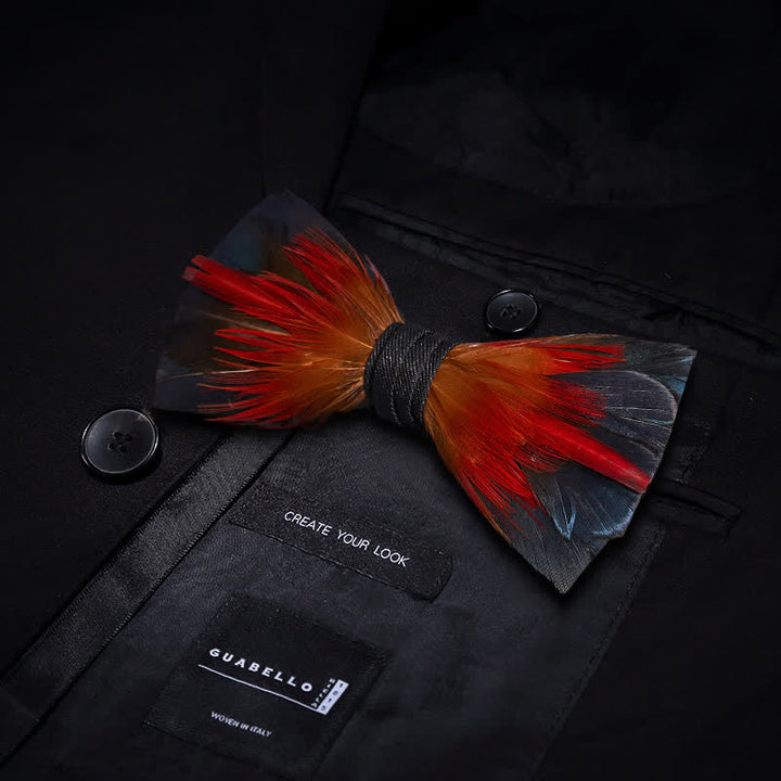 Pajarita con plumas de color rojo intenso y azul acero y broche de solapa