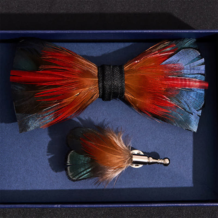 Pajarita con plumas de color rojo intenso y azul acero y broche de solapa