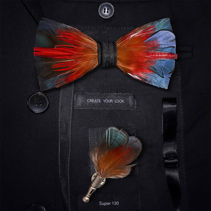 Pajarita con plumas de color rojo intenso y azul acero y broche de solapa
