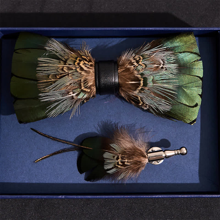 Pajarita de plumas verde bosque primordial con prendedor de solapa