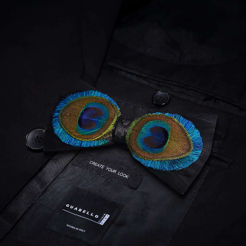 Pajarita de plumas con ojos de pavo real azul y negro