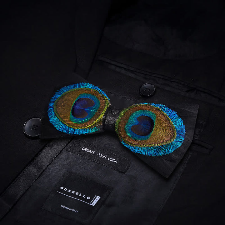 Pajarita de plumas con ojos de pavo real azul y negro