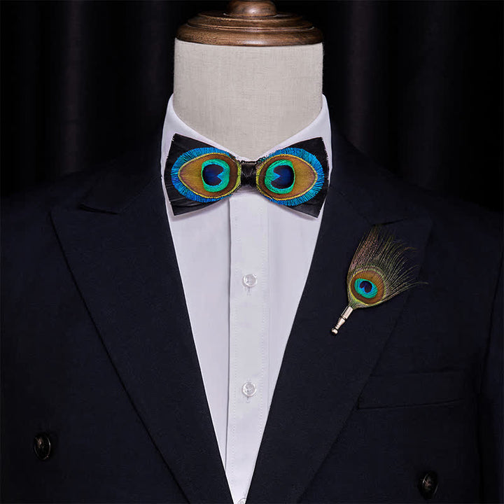 Pajarita de plumas con ojos de pavo real azul y negro