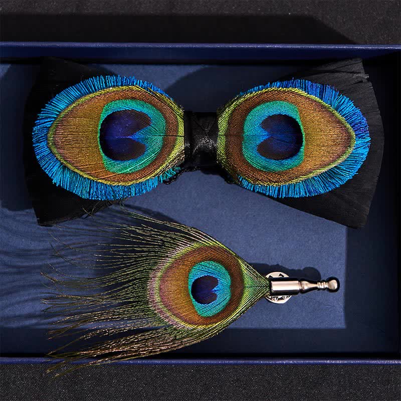 Pajarita de plumas con ojos de pavo real azul y negro