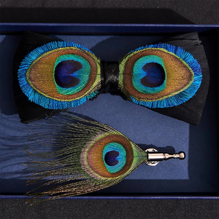 Pajarita de plumas con ojos de pavo real azul y negro