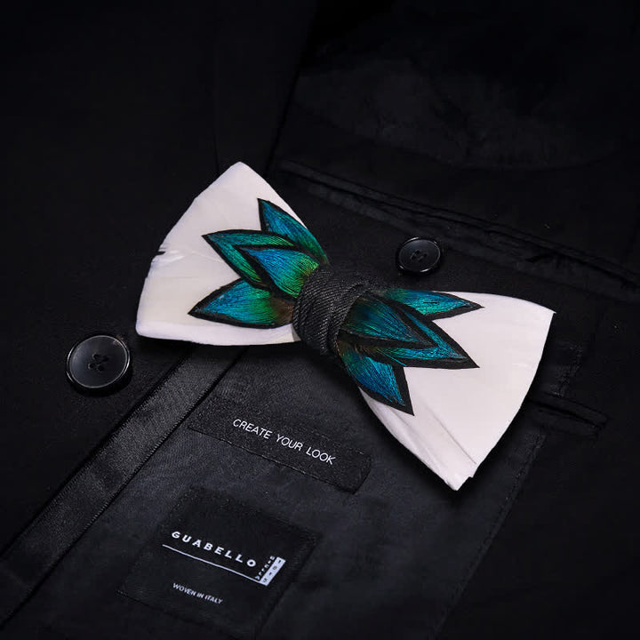 Pajarita de plumas azul cian y blanco crema