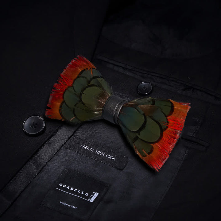 Pajarita con plumas de faisán de color naranja y verdoso y broche de solapa