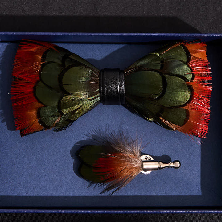 Pajarita con plumas de faisán de color naranja y verdoso y broche de solapa