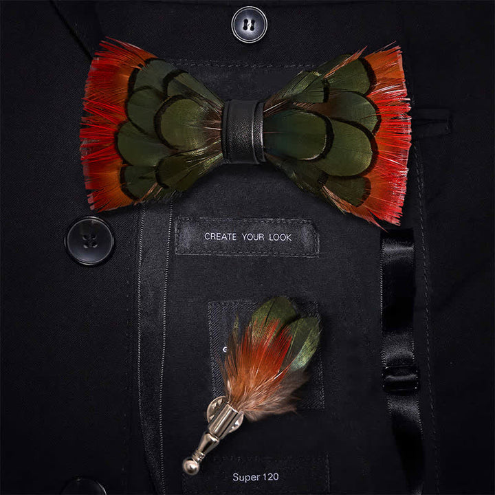 Pajarita con plumas de faisán de color naranja y verdoso y broche de solapa