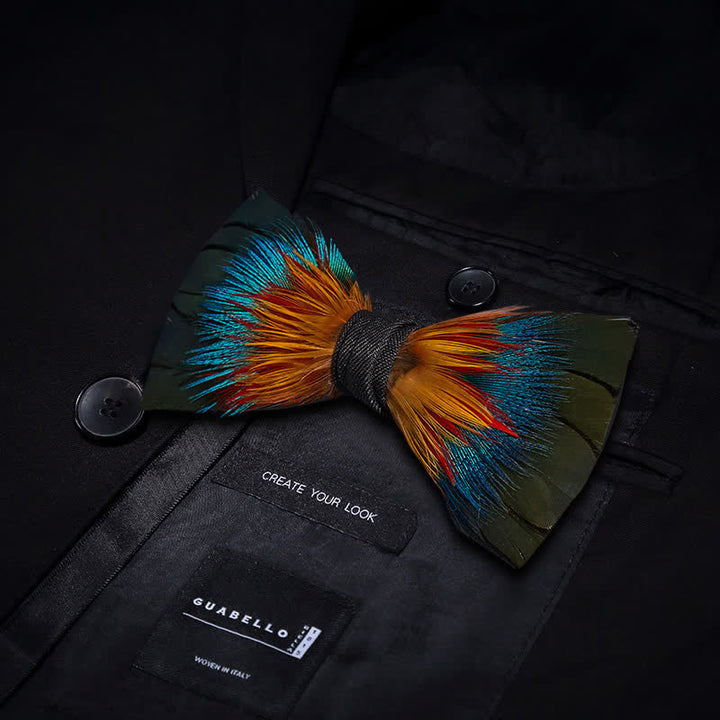 Pajarita de plumas de espectro colorido con prendedor de solapa