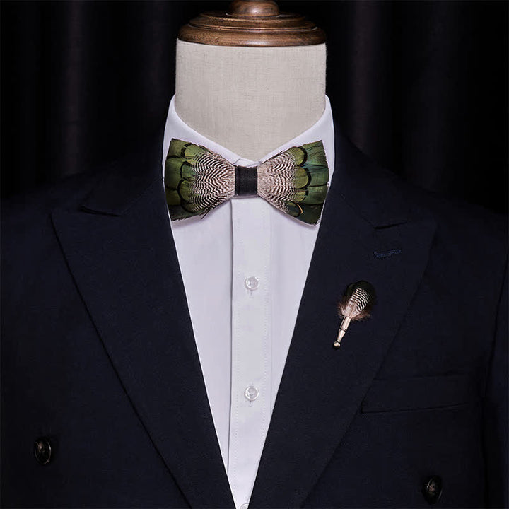 Pajarita con plumas de pato silvestre verde y blanco y broche de solapa