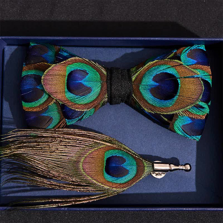 Pajarita con plumas de pavo real en tonos índigo y verde