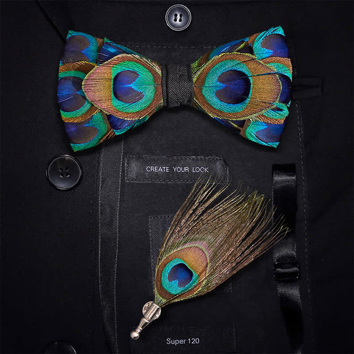 Pajarita con plumas de pavo real en tonos índigo y verde