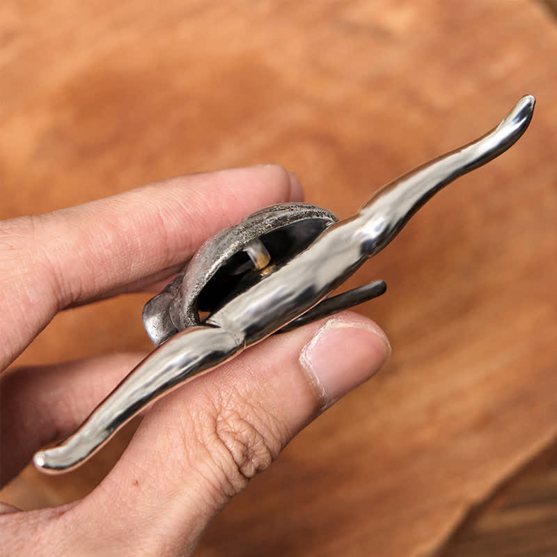Cinturón de cuero con hebilla plateada y cuchillo oculto con cabeza de cuerno largo único