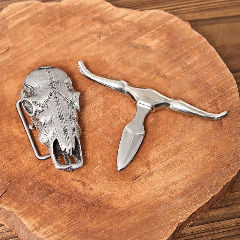 Cinturón de cuero con hebilla plateada y cuchillo oculto con cabeza de cuerno largo único