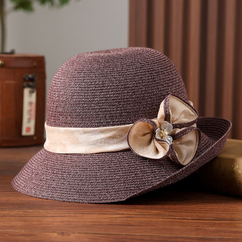 Sombrero de paja para mujer con cinta de flores y decoración de margaritas.