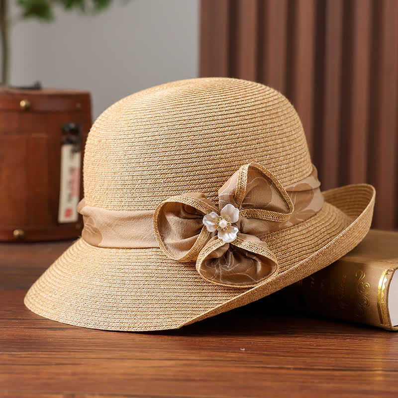 Sombrero de paja para mujer con cinta de flores y decoración de margaritas.