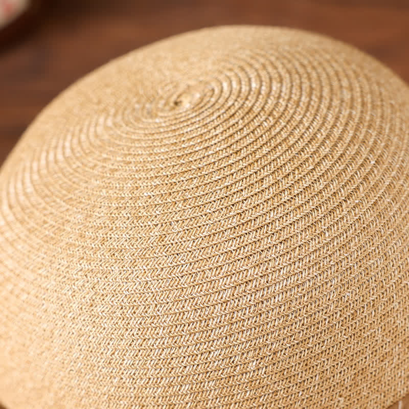 Sombrero de paja para mujer con cinta de flores y decoración de margaritas.