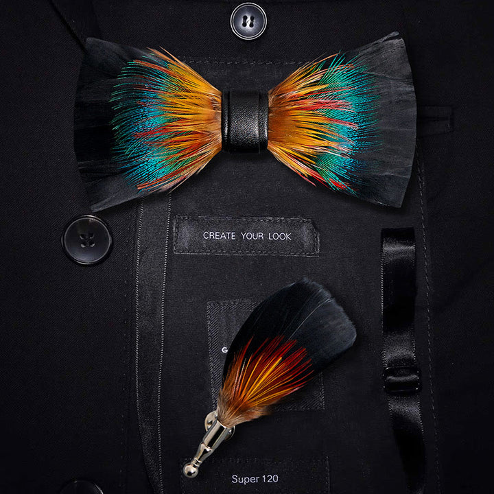 Pajarita infantil con plumas y prendedor de solapa en color negro y multicolor