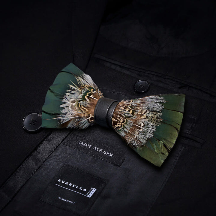 Pajarita con plumas de faisán verde bosque y broche de solapa