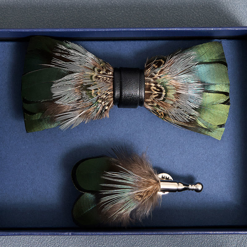 Pajarita con plumas de faisán verde bosque y broche de solapa
