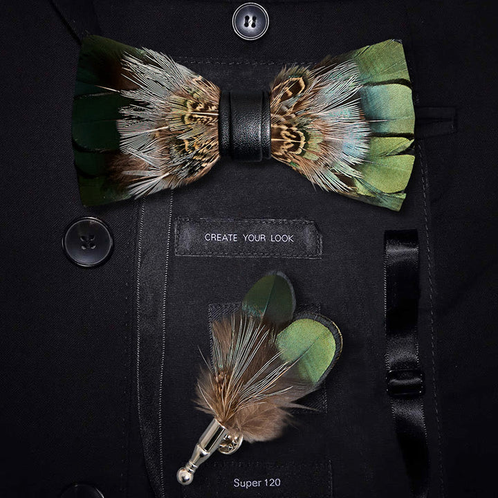 Pajarita infantil con plumas de faisán verde bosque y broche de solapa