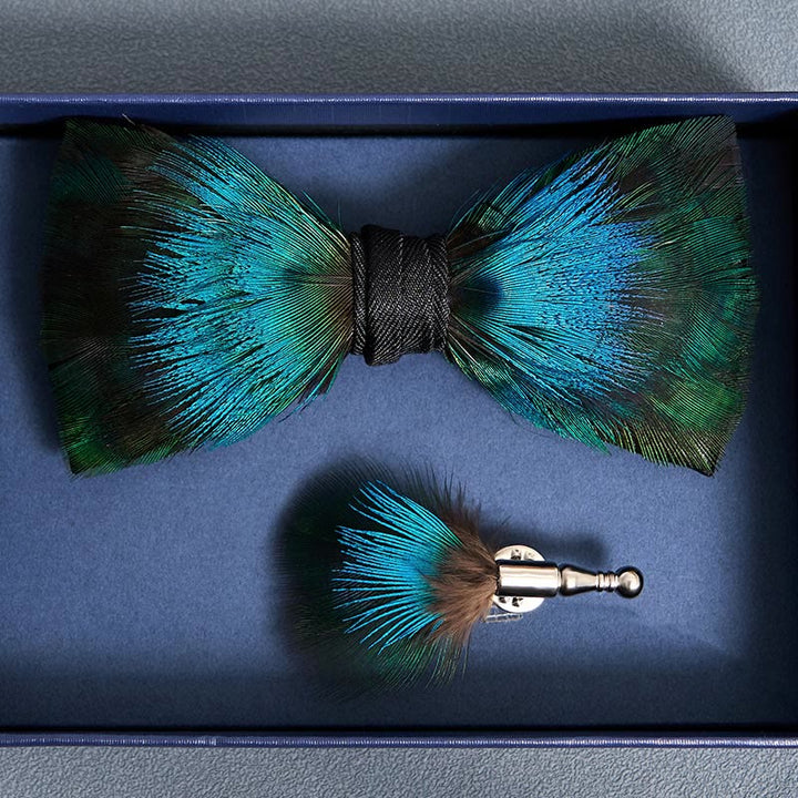 Pajarita infantil con plumas azules y verdes Aurora y broche de solapa - image 4