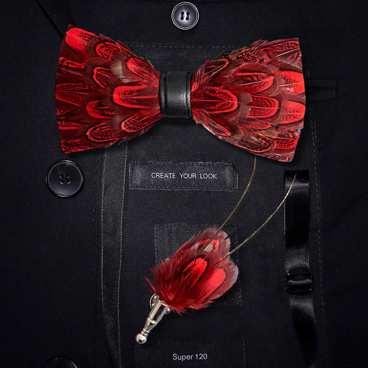 Pajarita con plumas de pavo real crisón y negras y broche de solapa