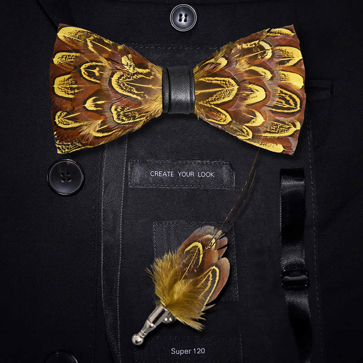 Pajarita con plumas de faisán de color amarillo y verde y broche de solapa