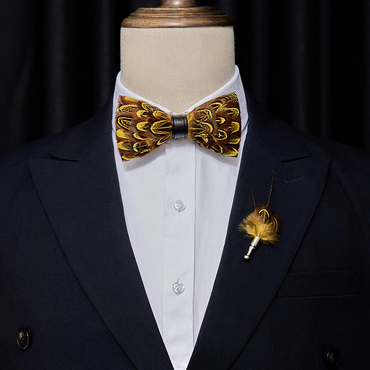 Pajarita con plumas de faisán de color amarillo y verde y broche de solapa