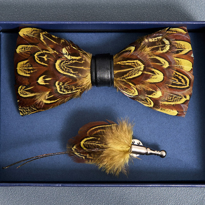 Pajarita con plumas de faisán de color amarillo y verde y broche de solapa