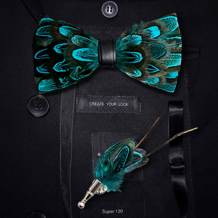 Pajarita con plumas de pavo real en color verde azulado y negro y broche de solapa
