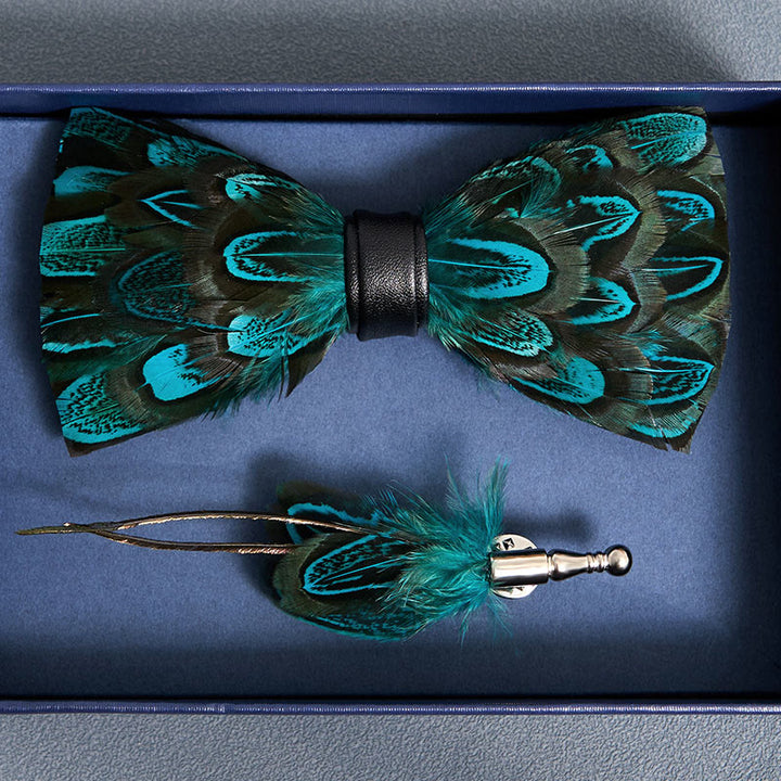 Pajarita con plumas de pavo real en color verde azulado y negro y broche de solapa