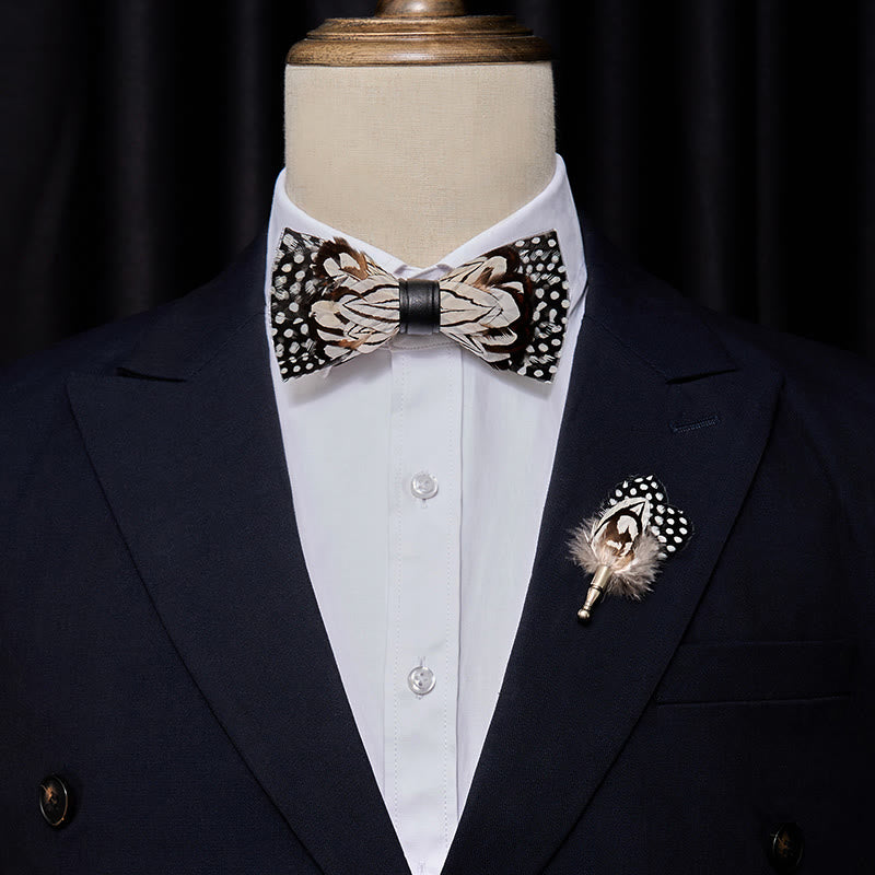 Pajarita con plumas de búho en blanco y negro y broche de solapa