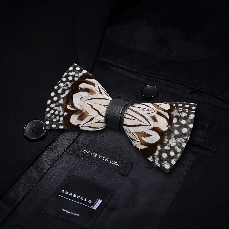 Pajarita con plumas de búho en blanco y negro y broche de solapa
