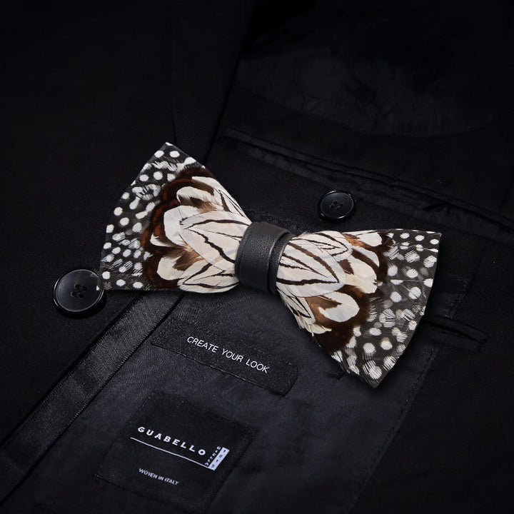 Pajarita con plumas de búho en blanco y negro y broche de solapa