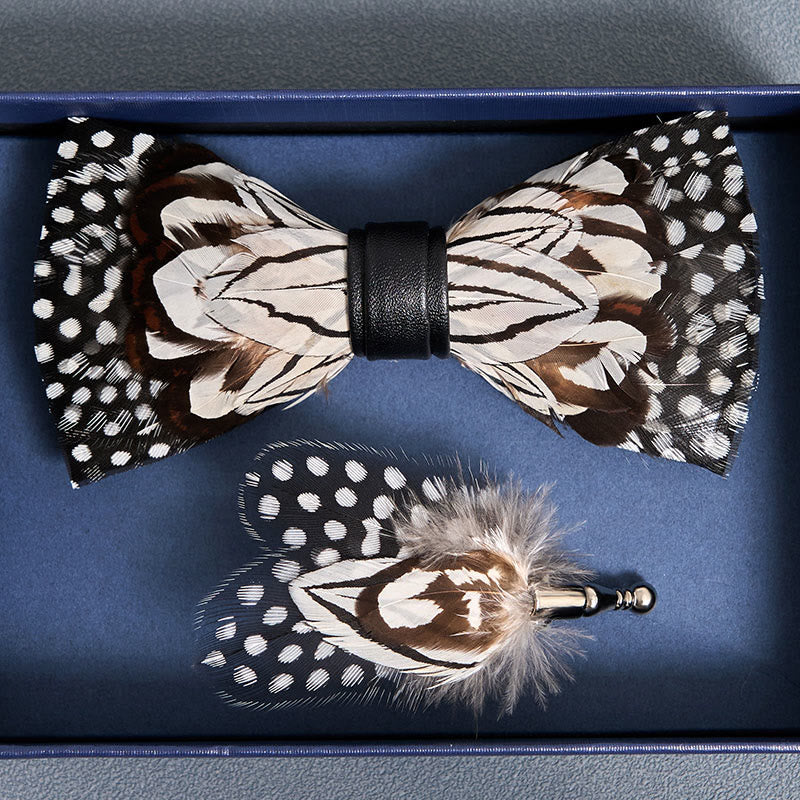 Pajarita con plumas de búho en blanco y negro y broche de solapa
