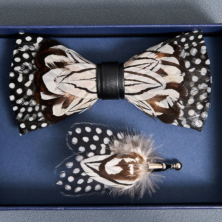 Pajarita con plumas de búho en blanco y negro y broche de solapa