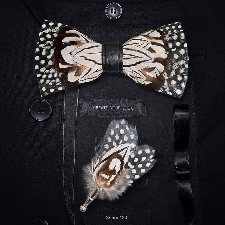 Pajarita con plumas de búho en blanco y negro y broche de solapa